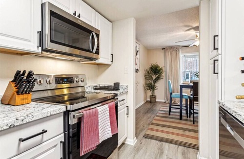Northwest Apartment | Monthly Central Condo, 10 min to Beach