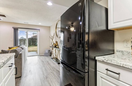 Northwest Apartment | Monthly Central Condo, 10 min to Beach