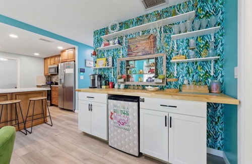 Jungle Terrace House | Monthly Stay Pool King Beds Fast Wi-Fi Near Beach