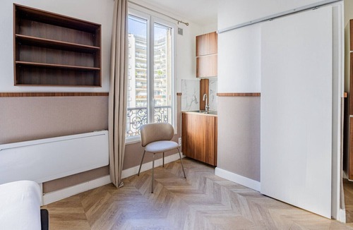 Quartier des Grandes-Carrieres Apartment | Montmartre - Métro Guy Moquet - Studio