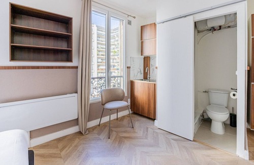 Quartier des Grandes-Carrieres Apartment | Montmartre - Métro Guy Moquet - Studio