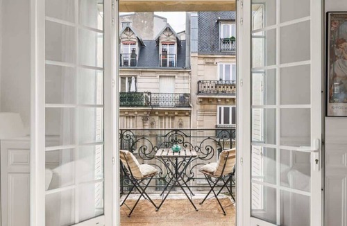 Quartier des Grandes-Carrieres Apartment | Montmartre/Sacré-Coeur - Haussmannian & Central