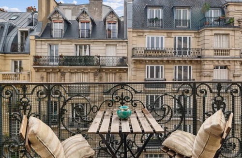 Quartier des Grandes-Carrieres Apartment | Montmartre/Sacré-Coeur - Haussmannian & Central