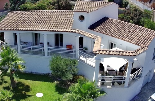 Juvignac Villa | Montpellier, Villa for 6 guests, 1000m2 land, pool 8x5m, palm trees, golf-view