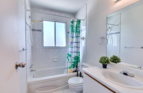 Pierrefonds-Roxboro Apartment | Montreal & Free Parking Comfy Cozy Pierrefonds Apts