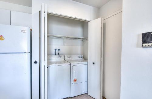 Pierrefonds-Roxboro Apartment | Montreal & Free Parking Comfy Cozy Pierrefonds Apts