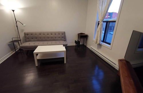Little Italy Apartment | Montreal Mile-Ex close to MIL