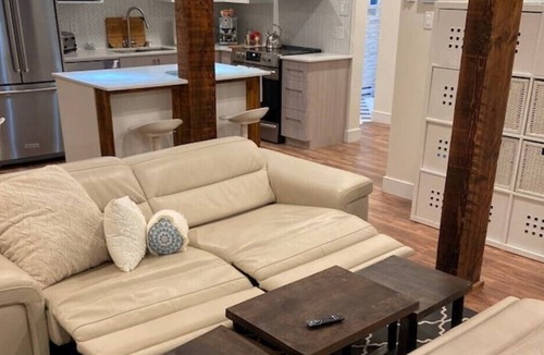Saint-Laurent House | Montreal- Saint-Laurent Private Rental fits 6PPL