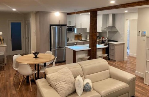 Saint-Laurent House | Montreal- Saint-Laurent Private Rental fits 6PPL