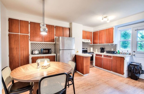 Longue-Pointe Apartment | Montreal Traveler`s Home! Vintage & Value 2BR apt!