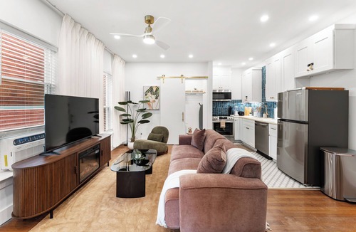 Neartown Apartment | Montrose 1BR Hideout Fireplace + Parking