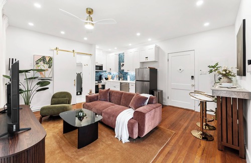 Neartown Apartment | Montrose 1BR Hideout Fireplace + Parking
