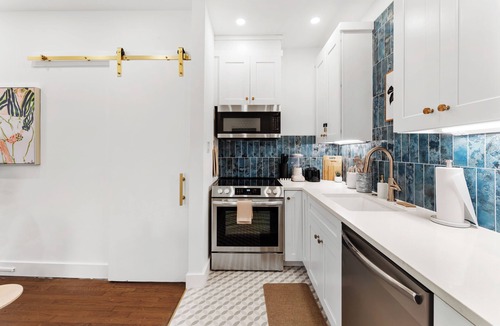 Neartown Apartment | Montrose 1BR Hideout Fireplace + Parking