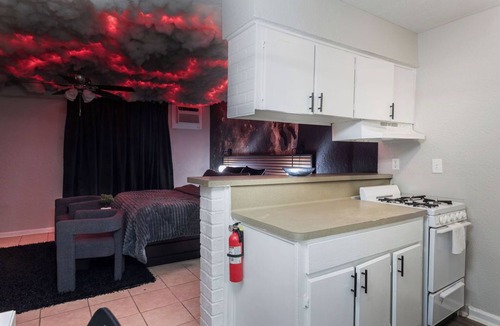 Greenway Plaza-Upper Kirby Apartment | Montrose Dream Cosmic Studio! Medical Center 02