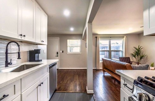 Neartown Apartment | Montrose Spot with 1BR and free Parking