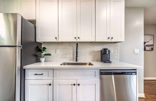 Neartown Apartment | Montrose Spot with 1BR and free Parking