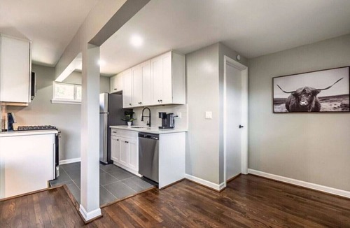 Neartown Apartment | Montrose Spot with 1BR and free Parking
