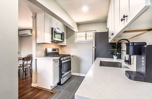Neartown Apartment | Montrose Spot with 1BR and free Parking