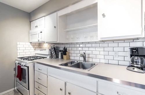 Hyde Park Apartment | Montrose Welcoming Studio! Medical Center 48