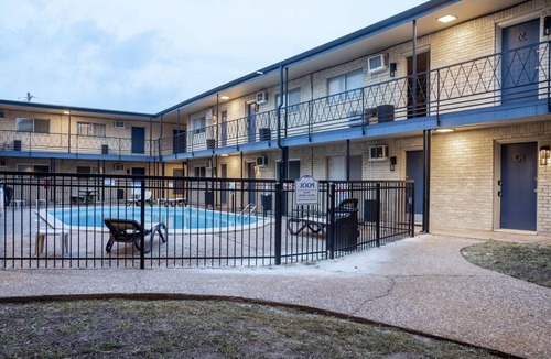 Hyde Park Apartment | Montrose Welcoming Studio! Medical Center 48
