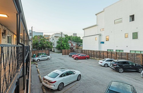 Hyde Park Apartment | Montrose Welcoming Studio! Medical Center 48