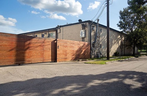 Hyde Park Apartment | Montrose Welcoming Studio! Medical Center 48