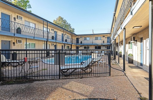 Montrose Apartment | Montrose Y-Spot Studio! Medical Center 49