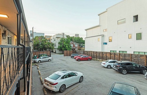 Montrose Apartment | Montrose Y-Spot Studio! Medical Center 49