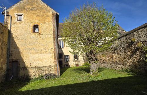 Verneuil-sur-Avre Apartment | Monument historique rénové avec goût et jardin