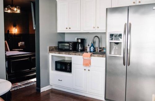 East Memphis House | Moody Blues Studio Perfect for work or romance