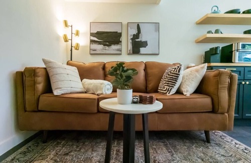 Holly House | Moody & Bright - Peaceful St <5 min to the Action!
