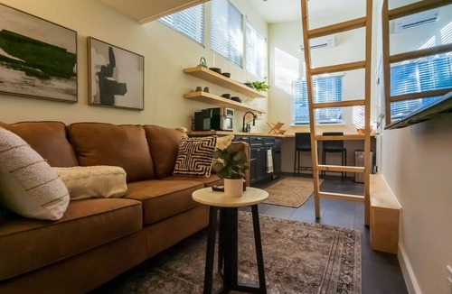 Holly House | Moody & Bright - Peaceful St <5 min to the Action!