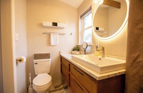 Mount Lebanon House | Moody Dream Stay - King + Garage + Netflix