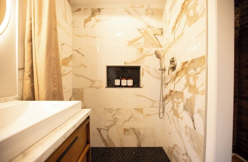 Mount Lebanon House | Moody Dream Stay - King + Garage + Netflix