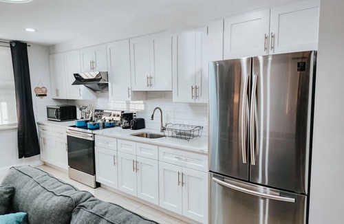 Center City Apartment | Moon/3 King Beds/2 Free Driveway Parking