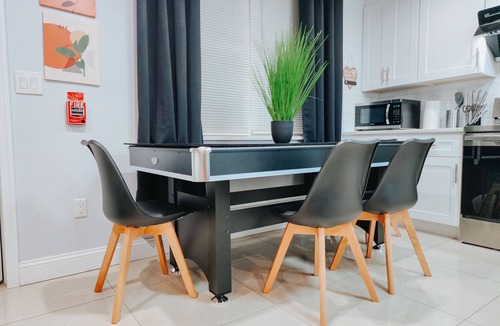 Center City Apartment | Moon/3 King Beds/2 Free Driveway Parking
