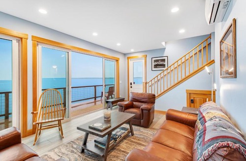 Kingston House | Moon Cabin