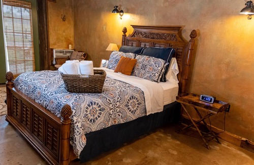 Satin House | Moon River Ranch - Farm House Lodge - ADA