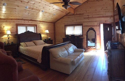 Bee Branch Cabin | Moon Shadow Lodge on Greers Ferry LakenOzark Mountain Paradise in Arkansas