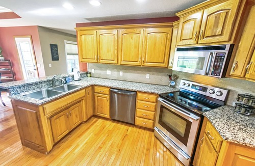 Ozark House | Moon Valley Retreat-Family Gatherings-Fooseball-CornHole-Whirlpool Tub-Fireplace