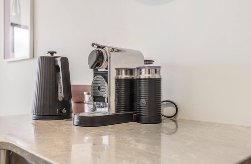 Moonee Ponds Apartment | Moonee Valley Park with parking