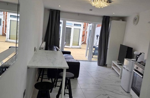 Cradley Apartment | Moonlight Ensuite