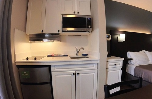 Sudbury Hotel | Moonlight Inn and Suites