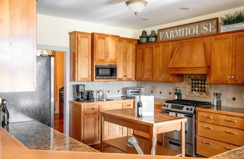 Walla Walla House | Moonlight Manor - beautiful home on 2.3 acres with vineyard view & private pool.