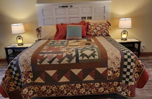 Burks Fork Bed & Breakfast | Moonlight Manor Bed and Breakfast