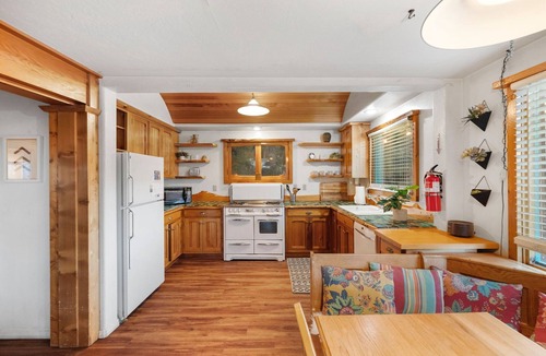 Idyllwild Cabin | Moonlight Mountain Retreat Woodworker's Masterpiece with Spa and Game Room