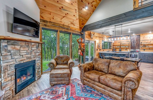 De Soto Cabin | Moonlight Ridge Sleeps 6 HOT TUB
