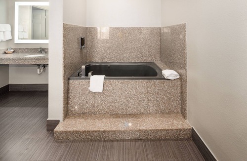Greater Greenspoint Hotel | Moonlight Suites - Houston George Bush Intl Airport