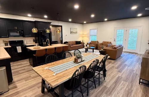 Mount Aetna Apartment | Moonlit Oasis