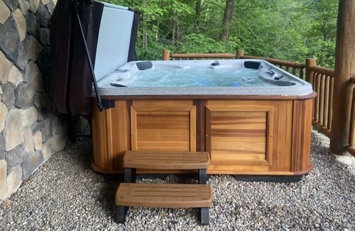 Val-des-Monts Cottage | Moonlit Peak Chalet: Stunning Lakefront w/hot tub